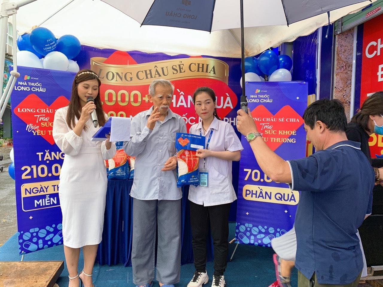 FPT Long Châu trao tặng 210.000 ngày thuốc, 140 tấn gạo trên toàn quốc FPT Long Châu trao tặng 210.000 ngày thuốc, 140 tấn gạo trên toàn quốc