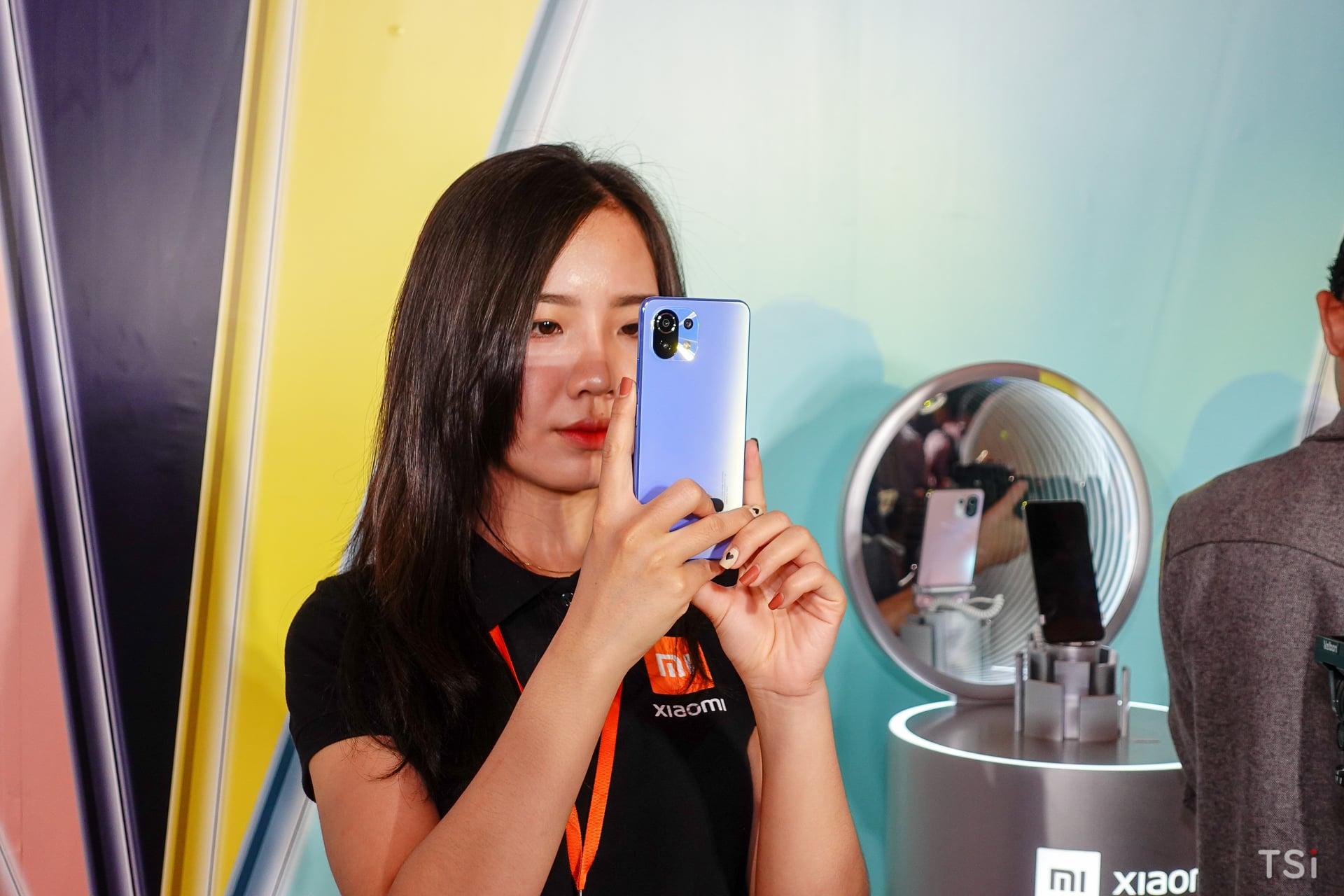 Xiaomi chính thức ra mắt Mi 11 Lite | Mi 11 Lite 5G cùng Mi Smart Band 6