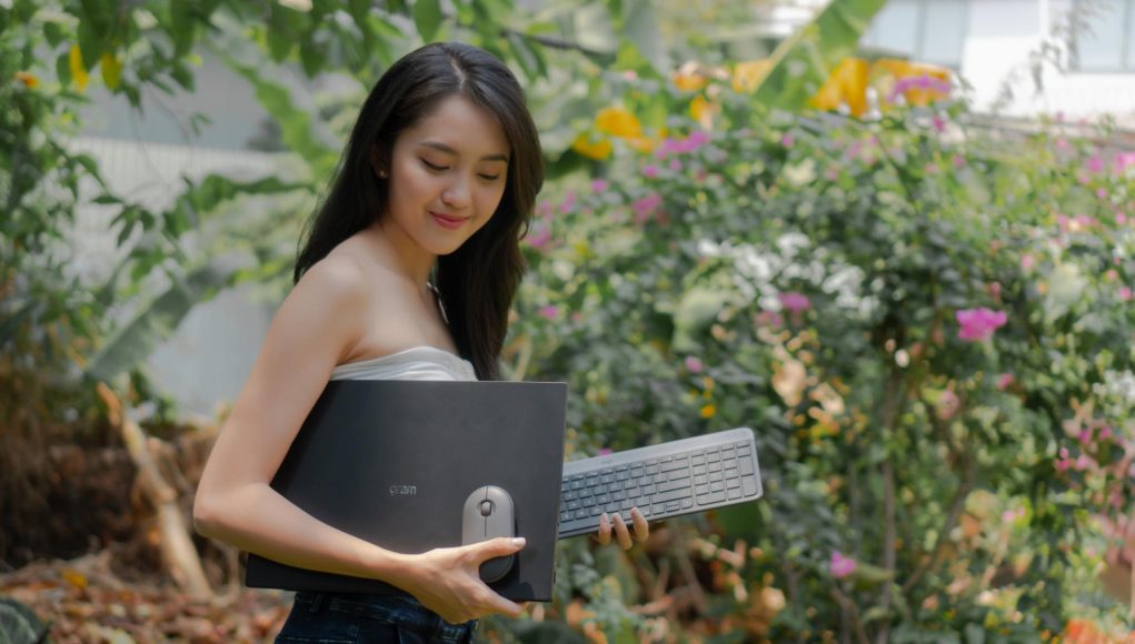 Laptop LG gram 2021 và chuột Logitech Pebble - hơn cả bộ đôi phong cách