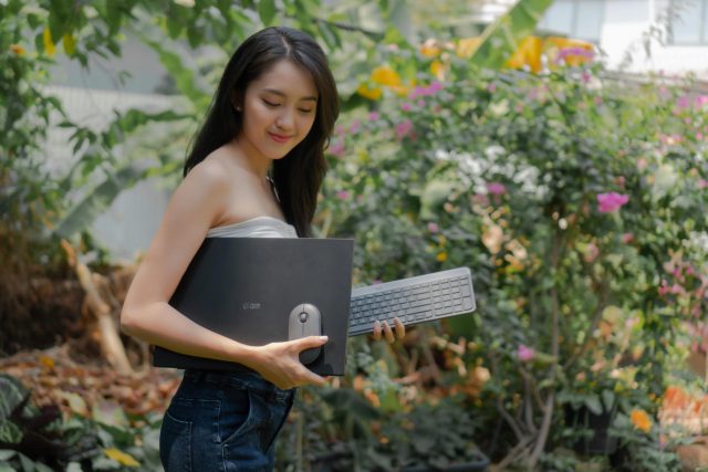Laptop LG gram 2021 và chuột Logitech Pebble - hơn cả bộ đôi phong cách Laptop LG gram 2021 và chuột Logitech Pebble - hơn cả bộ đôi phong cách