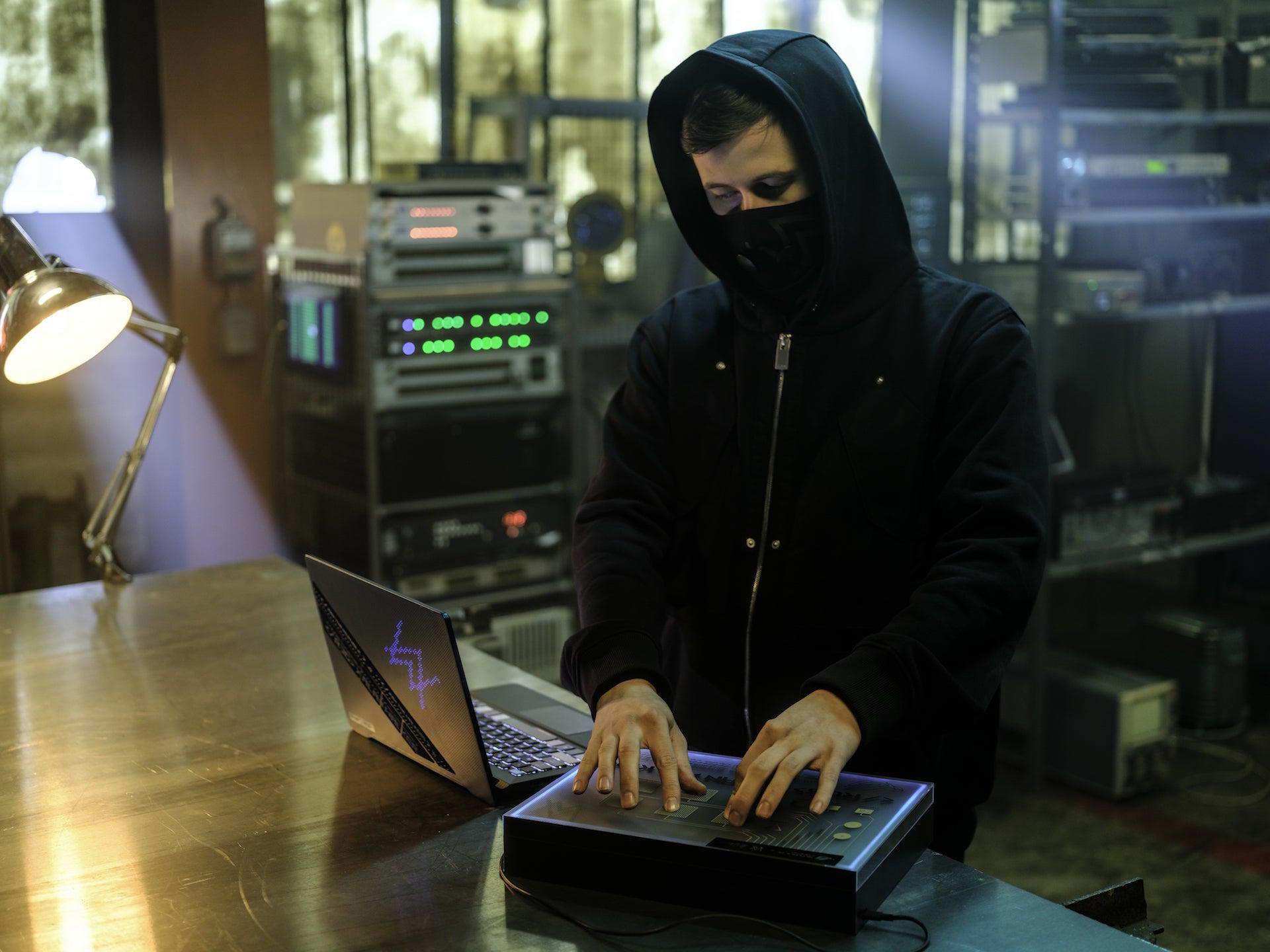 ROG công bố phiên bản đặc biệt Zephyrus G14 Alan Walker ROG công bố phiên bản Zephyrus G14 đặc biệt