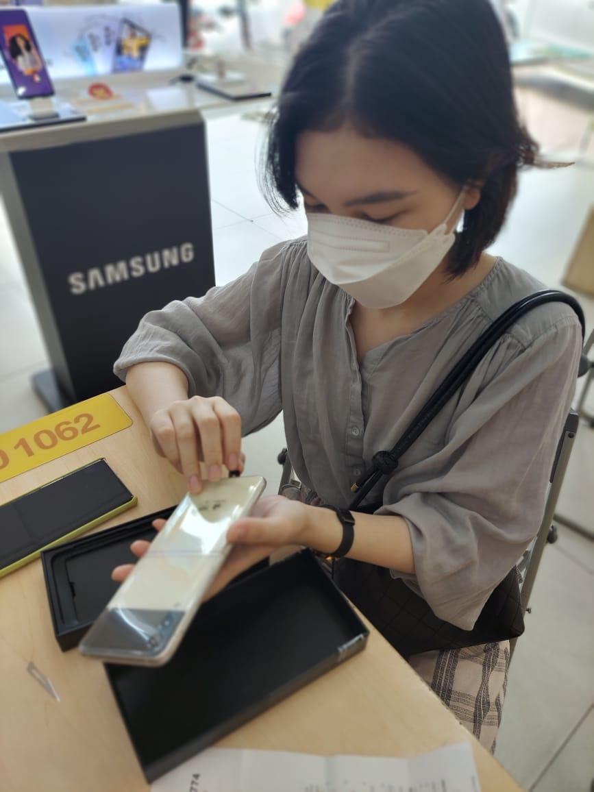 Rộn ràng buổi giao hàng sớm bộ đôi siêu phẩm Galaxy Z