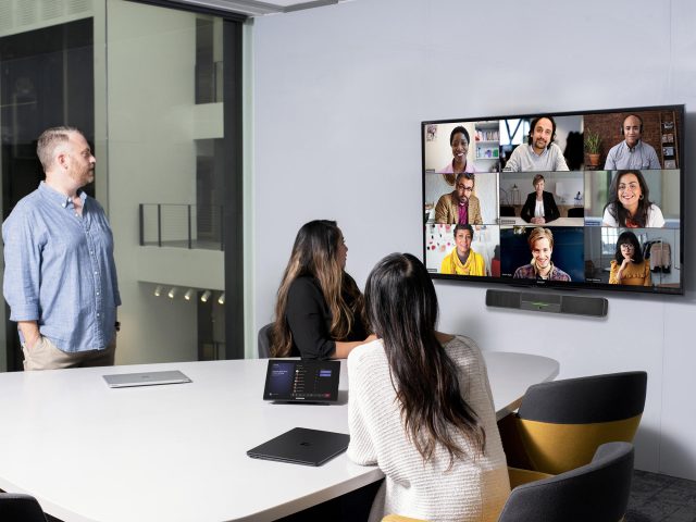 Microsoft và LinkedIn chia sẻ dữ liệu và sản phẩm mới cho mô hình làm việc kết hợp