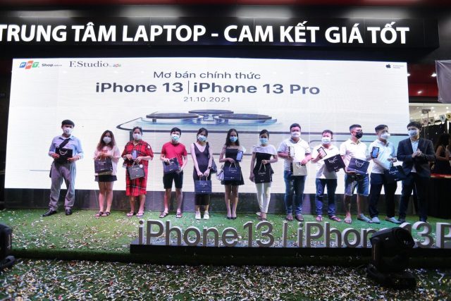 FPT Shop & F.Studio by FPT phục vụ gần 1.000 khách hàng mua iPhone 13 series rạng sáng 22.10 FPT Shop & F.Studio by FPT phục vụ gần 1.000 khách hàng mua iPhone 13 series rạng sáng 22.10
