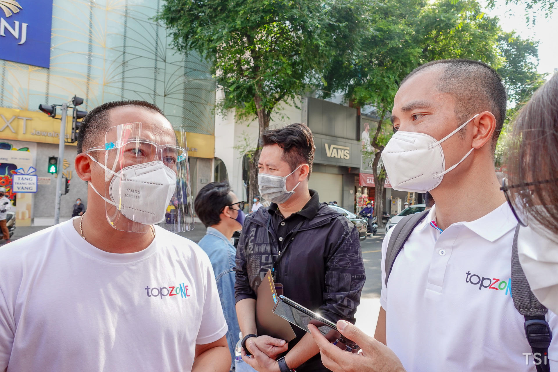 Ra mắt TopZone, Thế Giới Di Động đặt mục tiêu thành chuỗi bán lẻ Apple cao cấp nhất Việt Nam Ra mắt TopZone, Thế Giới Di Động đặt mục tiêu thành chuỗi bán lẻ Apple cao cấp nhất Việt Nam