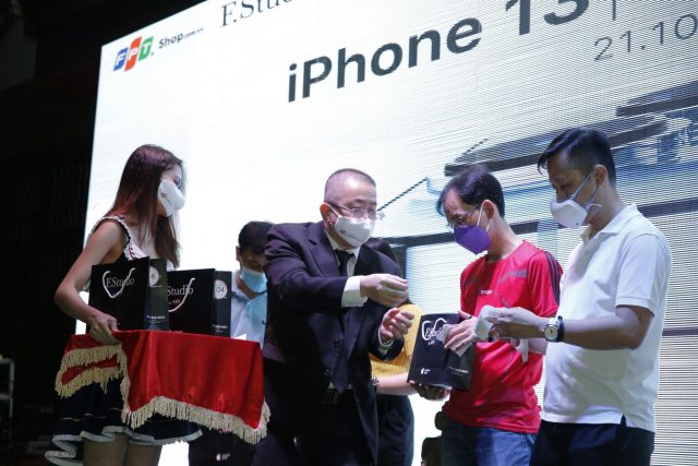 Doanh thu iPhone 13 series của FPT Shop đạt kỷ lục gần 200 tỷ đồng trong ngày đầu tiên Doanh thu iPhone 13 series của FPT Shop đạt kỷ lục gần 200 tỷ đồng trong ngày đầu tiên