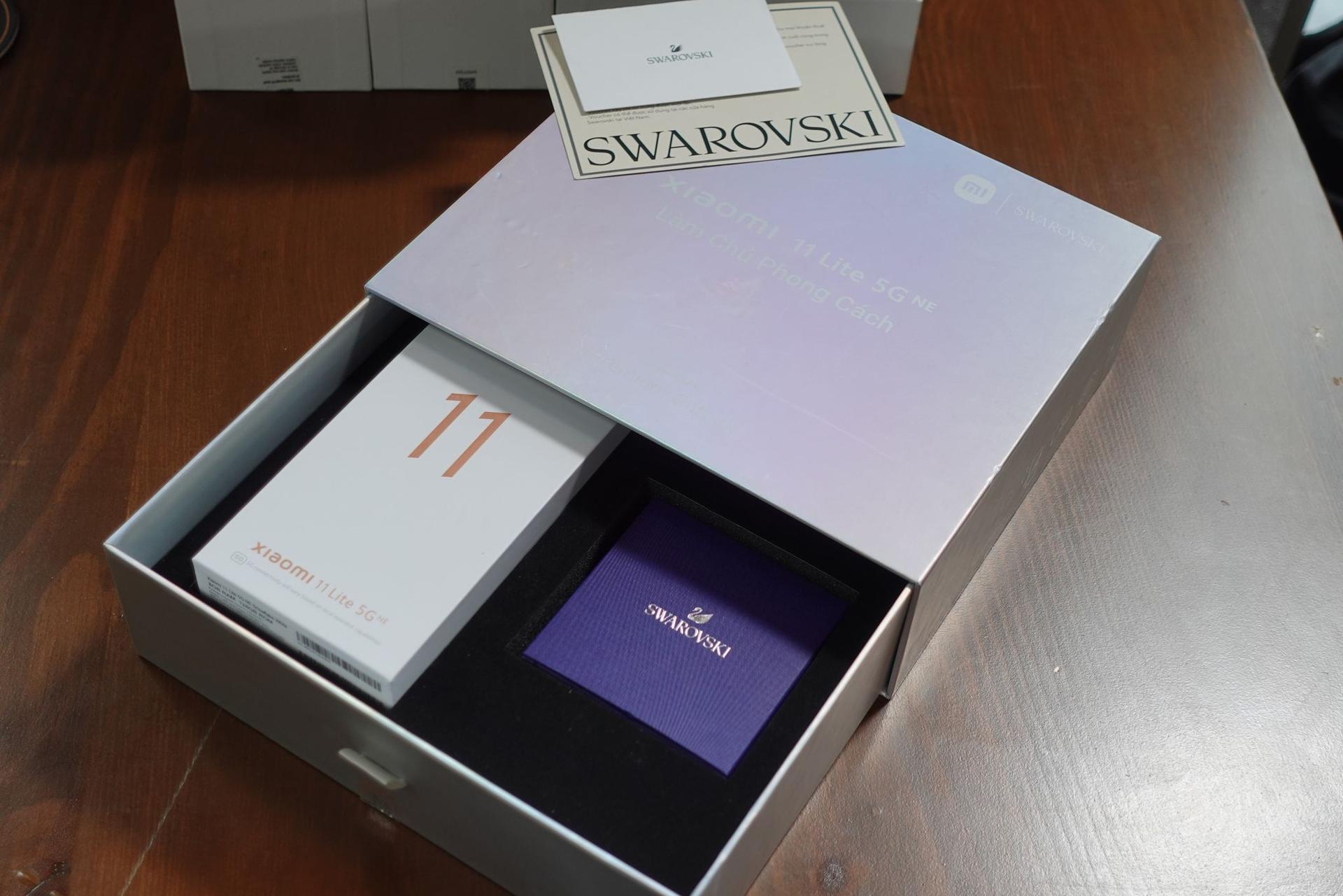 Mở hộp Xiaomi 11 Lite 5G NE x Swarovski