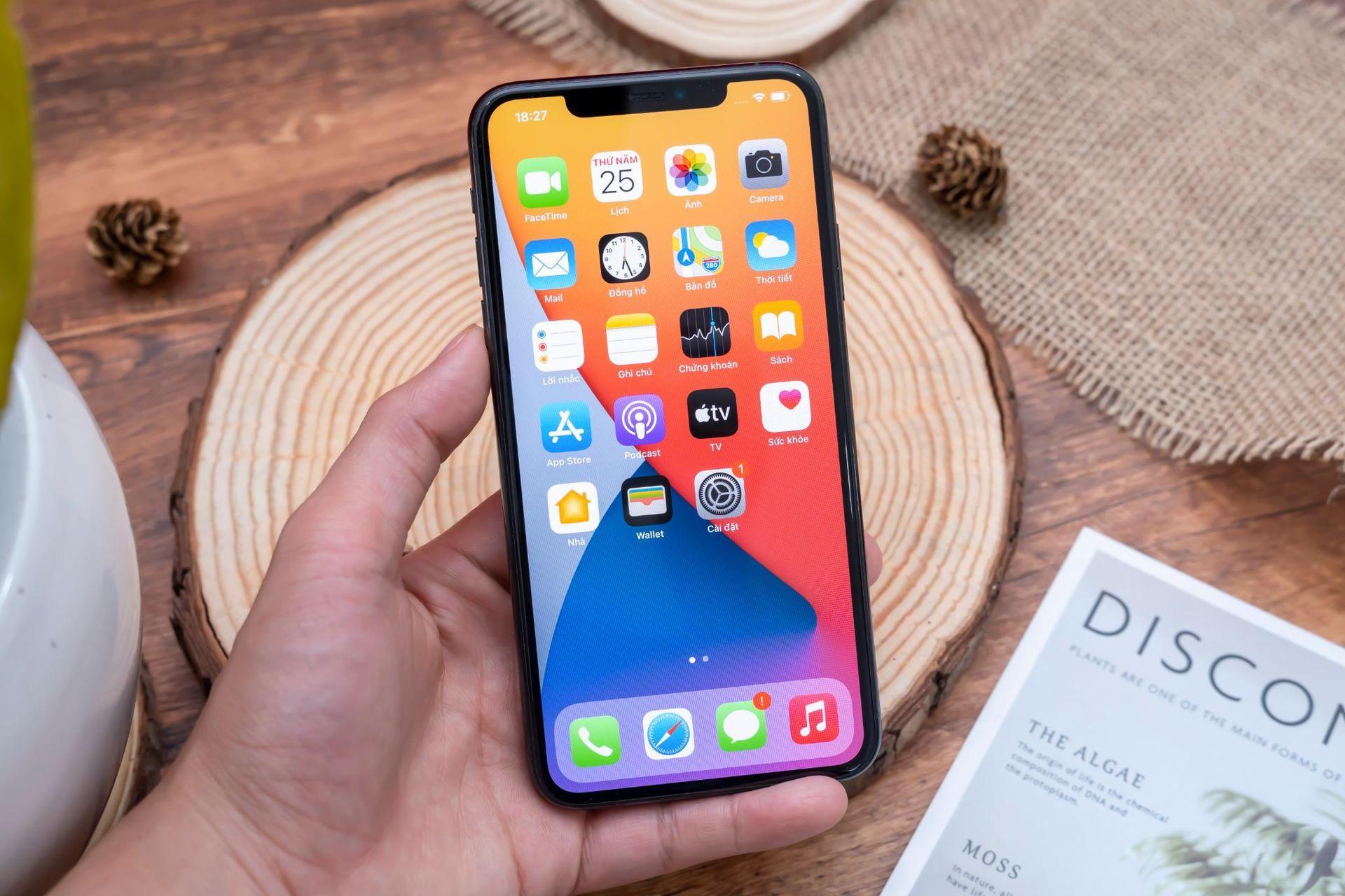 Giá iPhone 11 series về mức rẻ nhất năm, lượng khách tăng đột biến