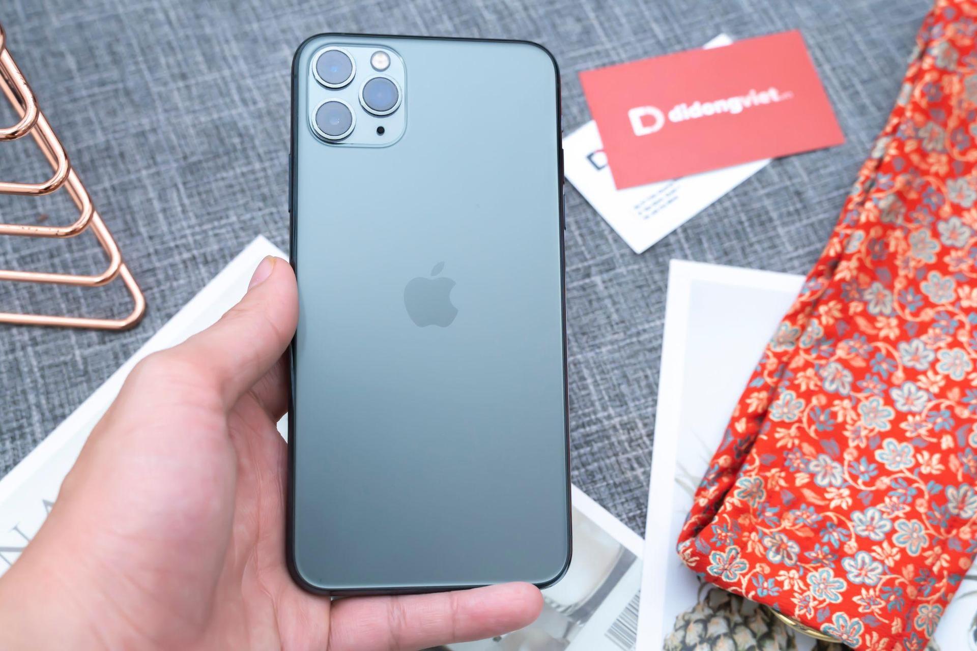 Giá iPhone 11 series về mức rẻ nhất năm, lượng khách tăng đột biến