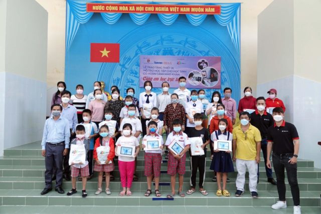 FPT Shop cùng T.Ư Đoàn và báo Thanh Niên tặng máy tính bảng cho học sinh có hoàn cảnh khó khăn FPT Shop cùng T.Ư Đoàn và báo Thanh Niên tặng máy tính bảng cho học sinh có hoàn cảnh khó khăn