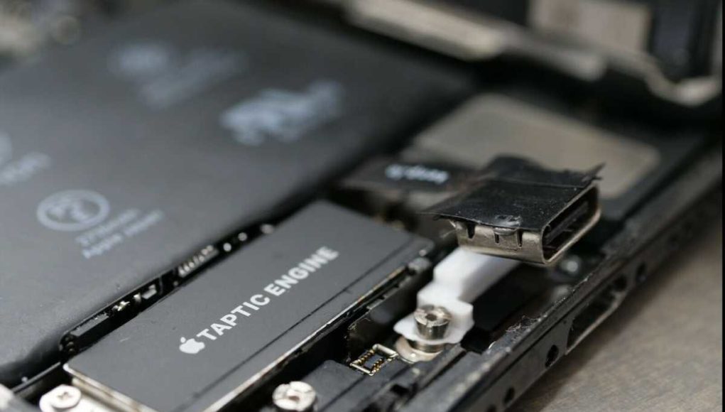 iPhone X 'độ' cổng USB-C đang được đấu giá, có người trả hơn 100 ngàn USD rồi