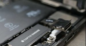 iPhone X 'độ' cổng USB-C đang được đấu giá, có người trả hơn 100 ngàn USD rồi