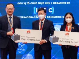 Huawei Việt Nam trao tặng 100 bộ thiết bị trạm sạc dự phòng di động cho các điểm trường vùng sâu vùng xa