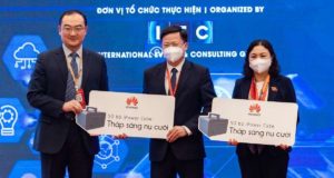 Huawei Việt Nam trao tặng 100 bộ thiết bị trạm sạc dự phòng di động cho các điểm trường vùng sâu vùng xa