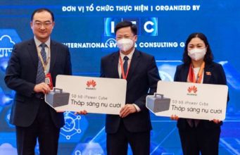 Huawei Việt Nam trao tặng 100 bộ thiết bị trạm sạc dự phòng di động cho các điểm trường vùng sâu vùng xa