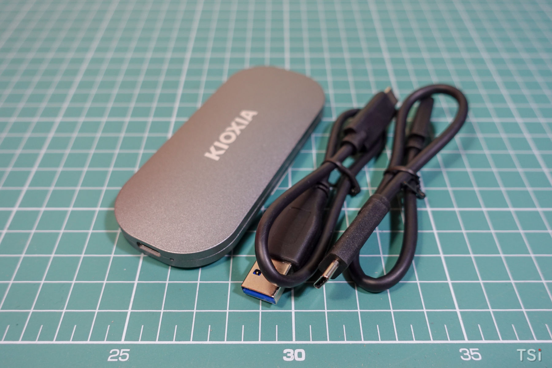 Thử dùng SSD Kioxia Exceria Plus Portable và TransMemory U366 Thử dùng SSD Kioxia Exceria Plus Portable và TransMemory U366