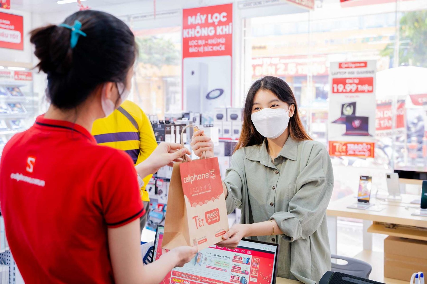 Tết trao yêu thương cùng CellphoneS Tết trao yêu thương cùng CellphoneS