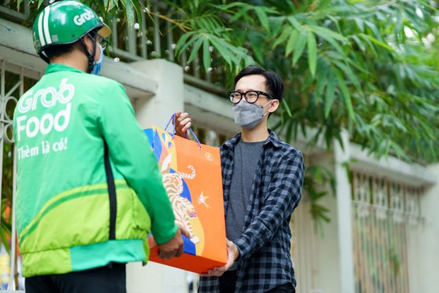 Grab Việt Nam vừa khởi động chương trình mua sắm Tết với hàng loạt giỏ quà Tết đa dạng trên GrabMart, mang đến cho người dùng thêm nhiều lựa chọn mua hàng hoá và quà Tết với chi phí hợp lý, tiện lợi và giao hàng nhanh chóng. Grab Việt Nam vừa khởi động chương trình mua sắm Tết với hàng loạt giỏ quà Tết đa dạng trên GrabMart, mang đến cho người dùng thêm nhiều lựa chọn mua hàng hoá và quà Tết với chi phí hợp lý, tiện lợi và giao hàng nhanh chóng.