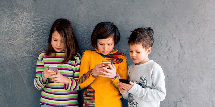 Trẻ bao nhiêu tuổi thì bạn nên mua cho smartphone? Trẻ bao nhiêu tuổi thì bạn nên mua cho smartphone?