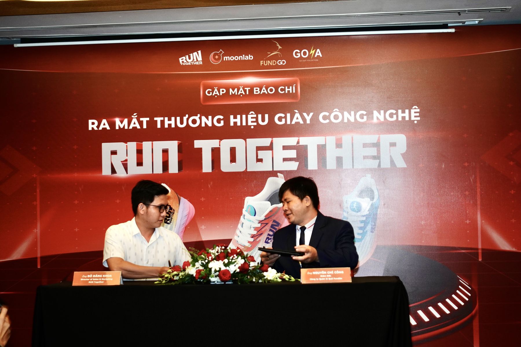 Ra mắt giày công nghệ RUN Together cho người yêu chạy bộ Ra mắt giày công nghệ RUN Together cho người yêu chạy bộ