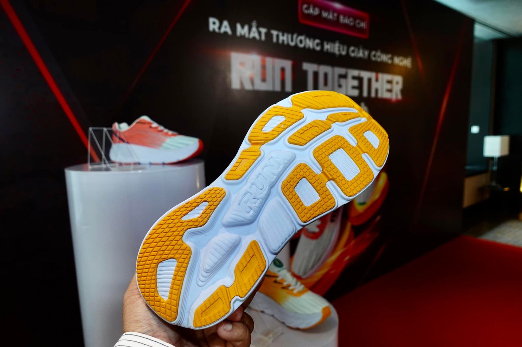 Ra mắt giày công nghệ RUN Together cho người yêu chạy bộ Ra mắt giày công nghệ RUN Together cho người yêu chạy bộ