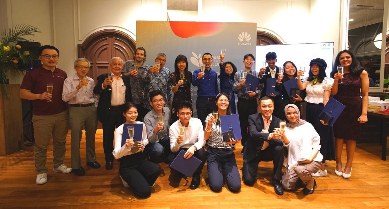 Sinh viên Việt Nam cùng với các sinh viên nước ngoài chiến thắng cuộc thi Hạt Giống cho Tương Lai APAC Tech4Good của Huawei Sinh viên Việt Nam cùng với các sinh viên nước ngoài chiến thắng cuộc thi Hạt Giống cho Tương Lai APAC Tech4Good của Huawei
