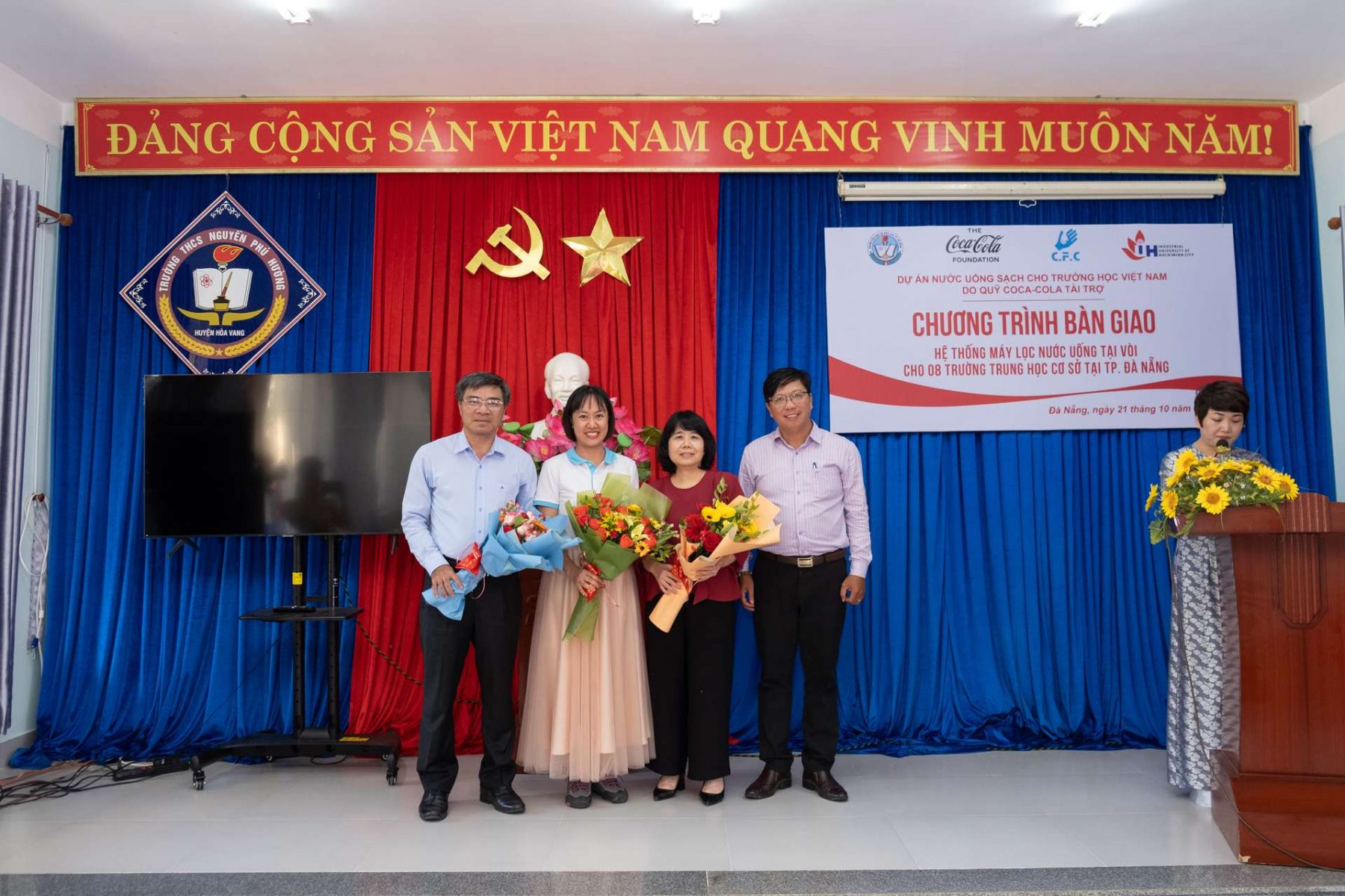 Coca-Cola bàn giao hệ thống máy lọc nước uống tại vòi cho 8 trường THCS tại Đà Nẵng Coca-Cola bàn giao hệ thống máy lọc nước uống tại vòi cho 8 trường THCS tại Đà Nẵng