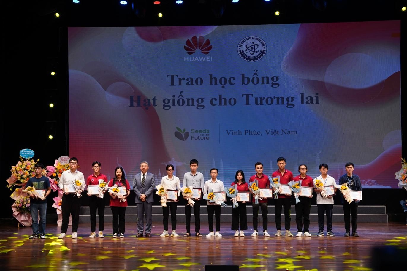 Huawei trao tặng 50 suất học bổng cho sinh viên tài năng tại ngày hội Techfest VinhPhuc 2022