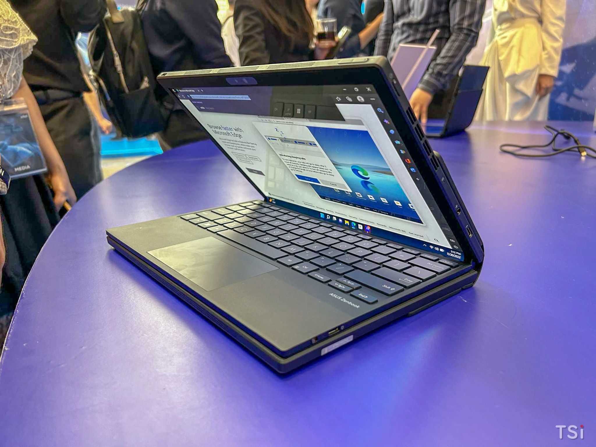 ASUS ra mắt Zenbook 17 Fold OLED (UX9702), giá 90 triệu đồng ASUS ra mắt Zenbook 17 Fold OLED (UX9702), giá 90 triệu đồng