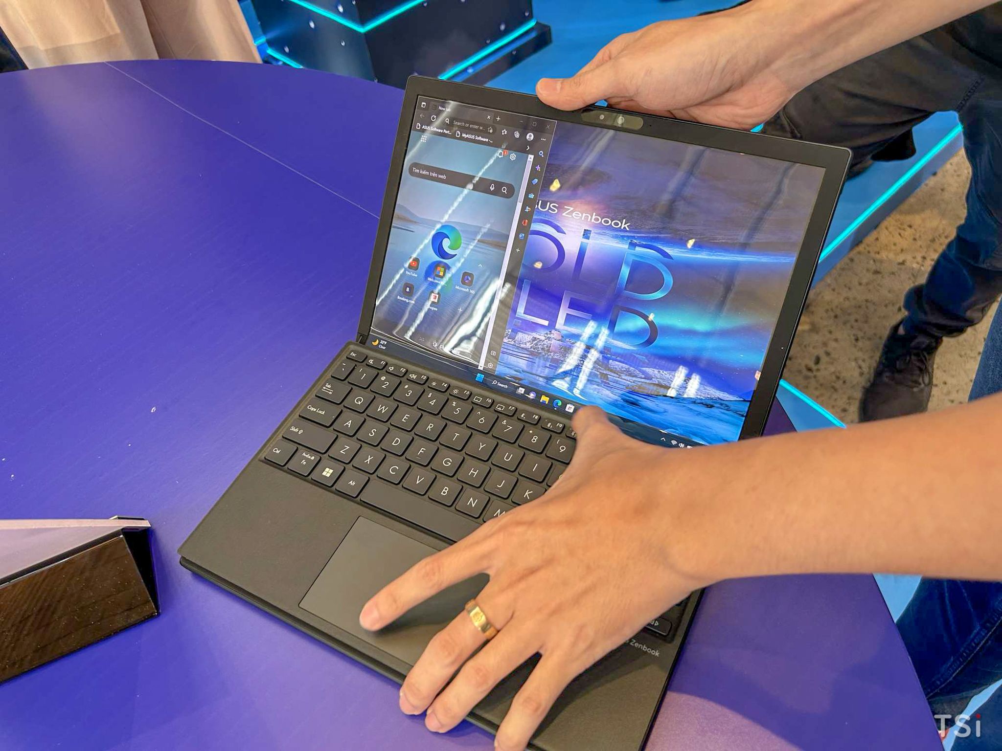 ASUS ra mắt Zenbook 17 Fold OLED (UX9702), giá 90 triệu đồng ASUS ra mắt Zenbook 17 Fold OLED (UX9702), giá 90 triệu đồng