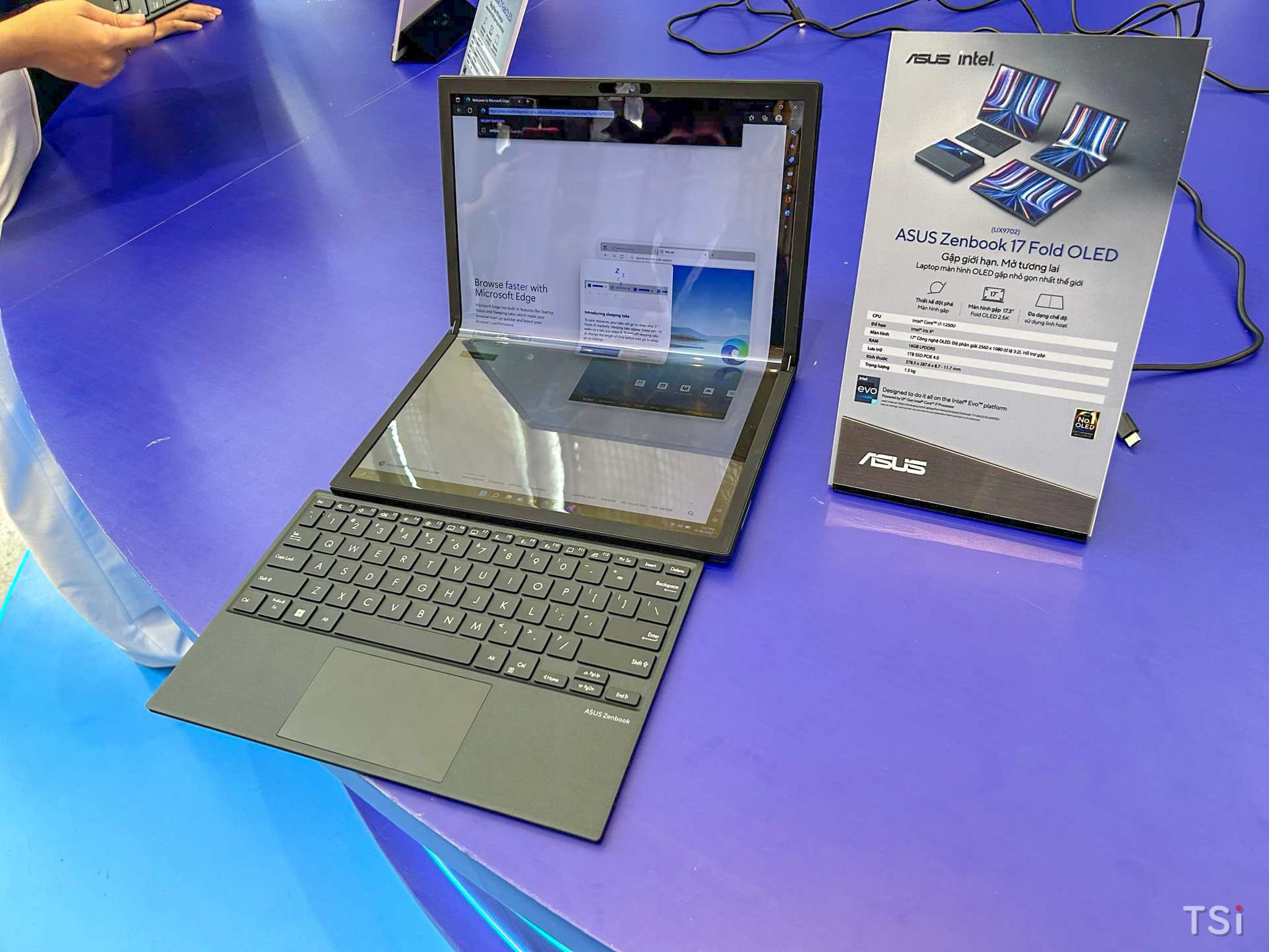 ASUS ra mắt Zenbook 17 Fold OLED (UX9702), giá 90 triệu đồng ASUS ra mắt Zenbook 17 Fold OLED (UX9702), giá 90 triệu đồng