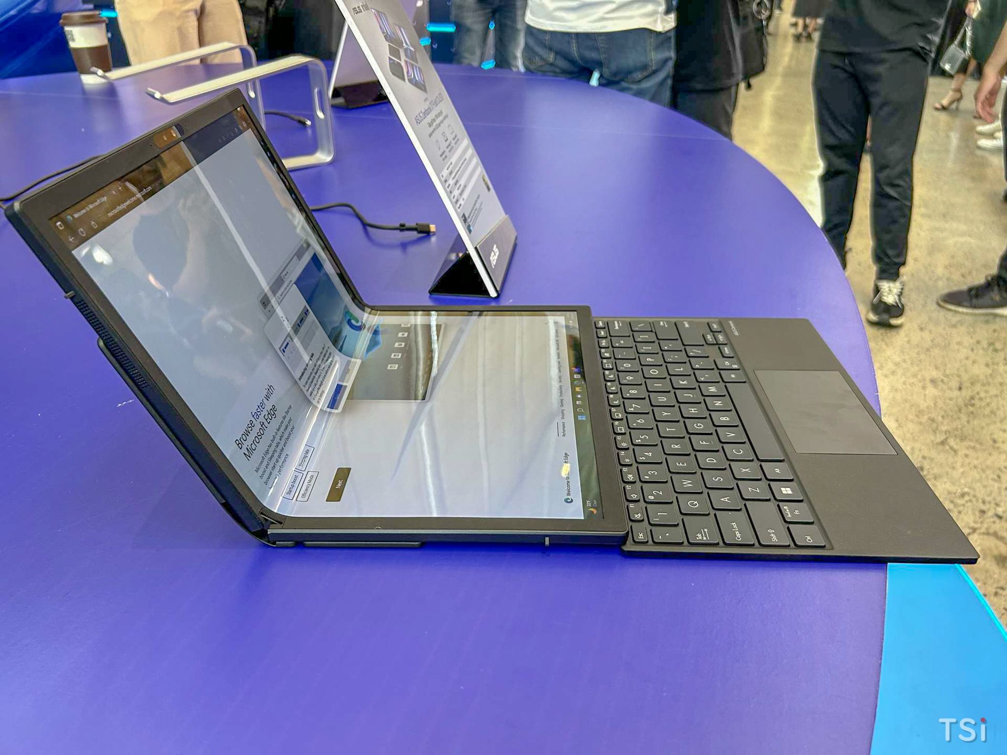 ASUS ra mắt Zenbook 17 Fold OLED (UX9702), giá 90 triệu đồng ASUS ra mắt Zenbook 17 Fold OLED (UX9702), giá 90 triệu đồng