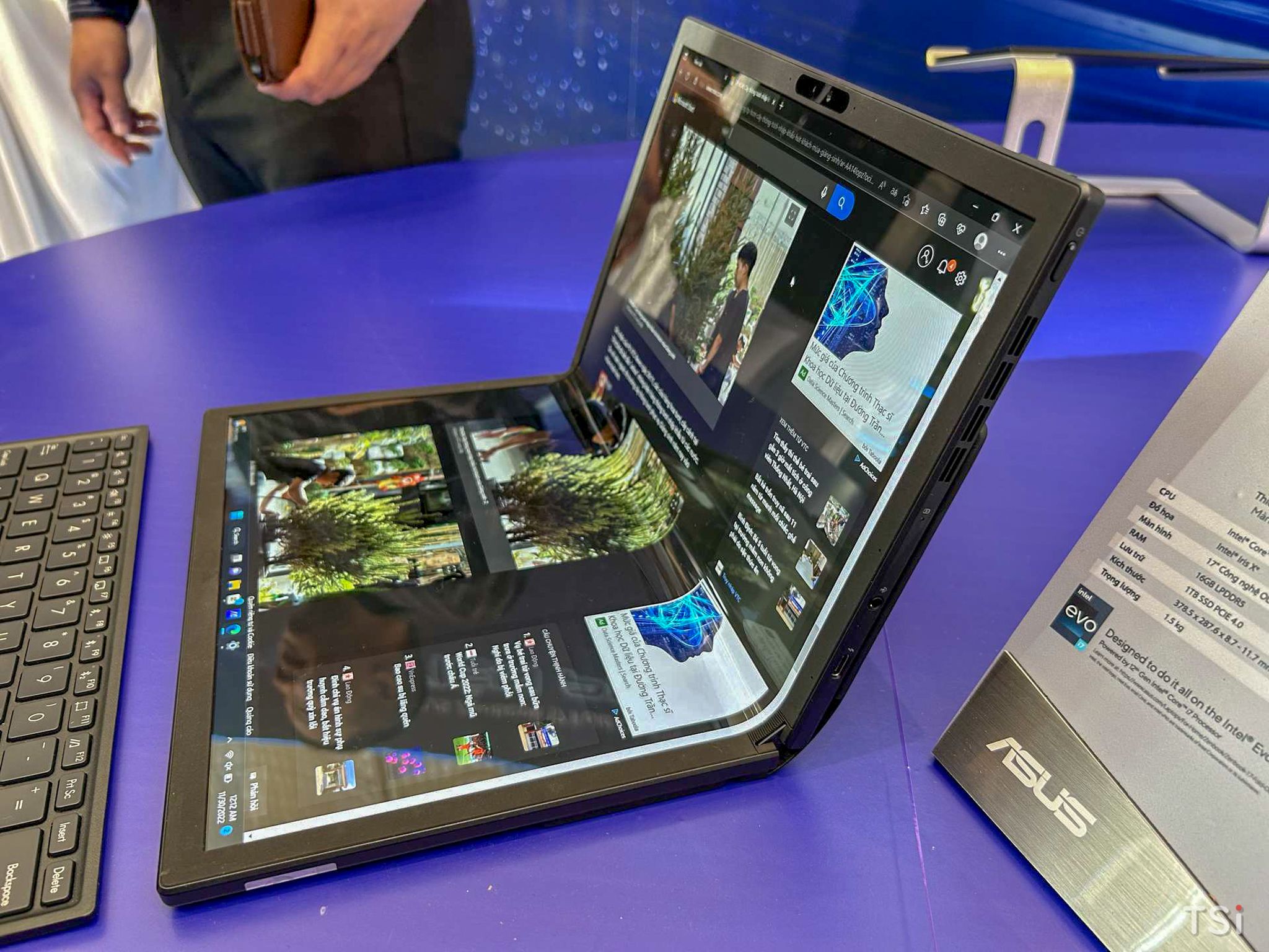 ASUS ra mắt Zenbook 17 Fold OLED (UX9702), giá 90 triệu đồng ASUS ra mắt Zenbook 17 Fold OLED (UX9702), giá 90 triệu đồng