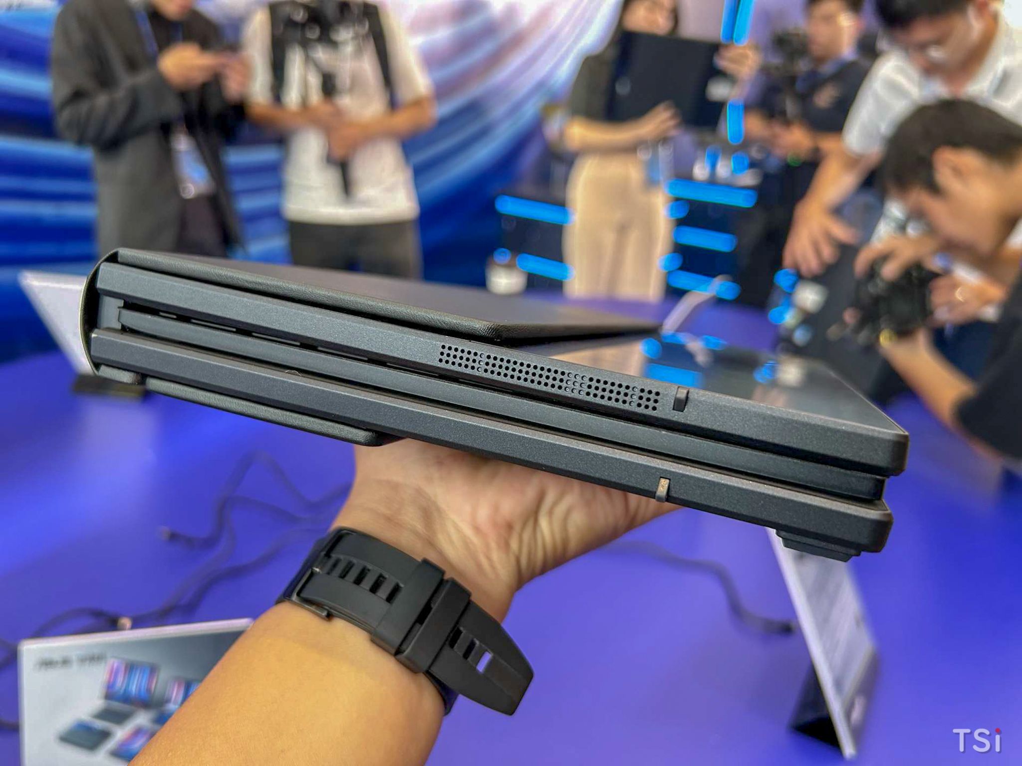 ASUS ra mắt Zenbook 17 Fold OLED (UX9702), giá 90 triệu đồng ASUS ra mắt Zenbook 17 Fold OLED (UX9702), giá 90 triệu đồng