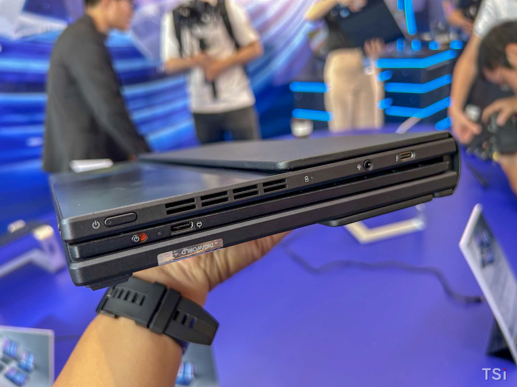 ASUS ra mắt Zenbook 17 Fold OLED (UX9702), giá 90 triệu đồng ASUS ra mắt Zenbook 17 Fold OLED (UX9702), giá 90 triệu đồng