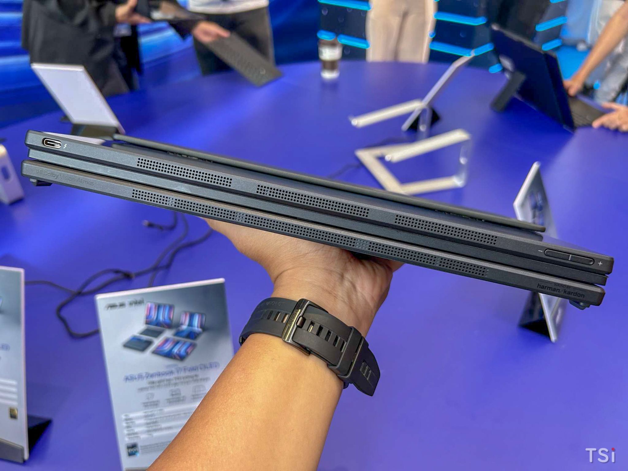 ASUS ra mắt Zenbook 17 Fold OLED (UX9702), giá 90 triệu đồng ASUS ra mắt Zenbook 17 Fold OLED (UX9702), giá 90 triệu đồng