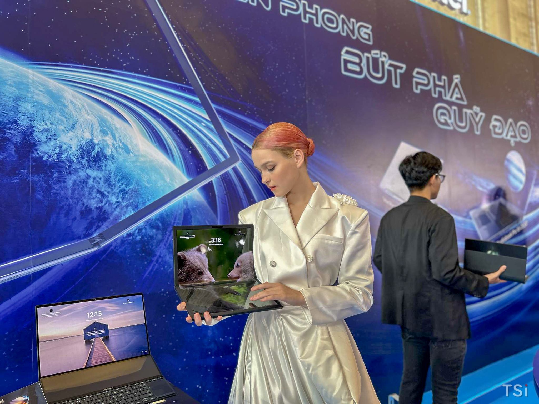 ASUS ra mắt Zenbook 17 Fold OLED (UX9702), giá 90 triệu đồng ASUS ra mắt Zenbook 17 Fold OLED (UX9702), giá 90 triệu đồng