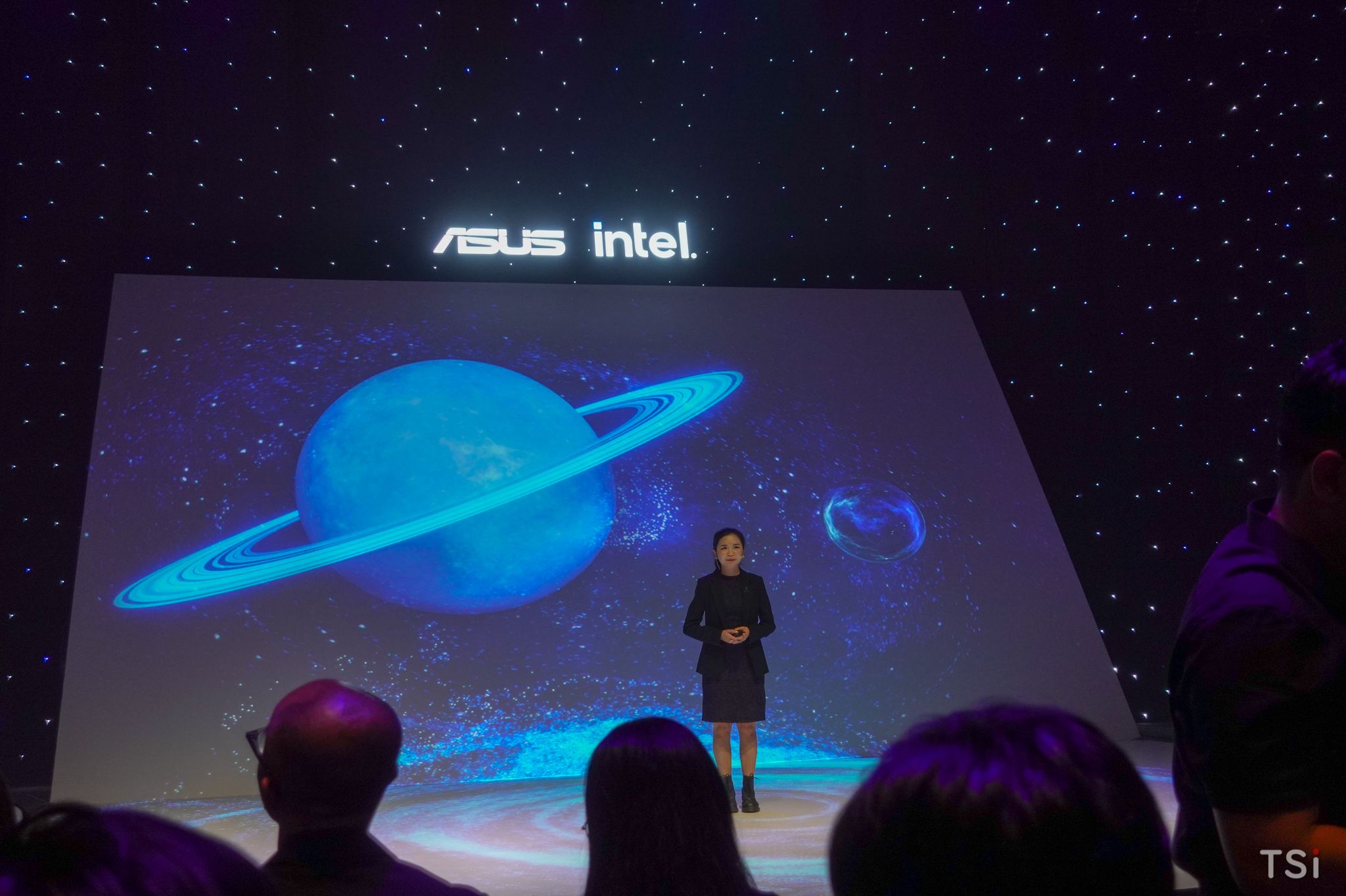 ASUS ra mắt Zenbook 17 Fold OLED (UX9702), giá 90 triệu đồng ASUS ra mắt Zenbook 17 Fold OLED (UX9702), giá 90 triệu đồng
