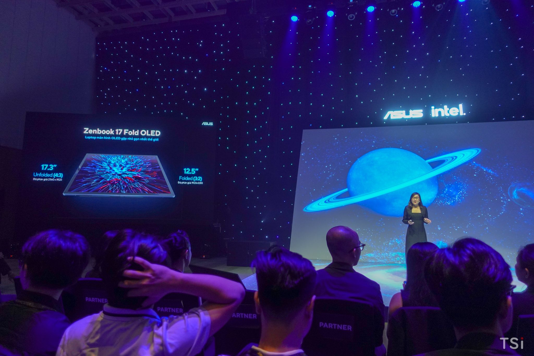 ASUS ra mắt Zenbook 17 Fold OLED (UX9702), giá 90 triệu đồng ASUS ra mắt Zenbook 17 Fold OLED (UX9702), giá 90 triệu đồng
