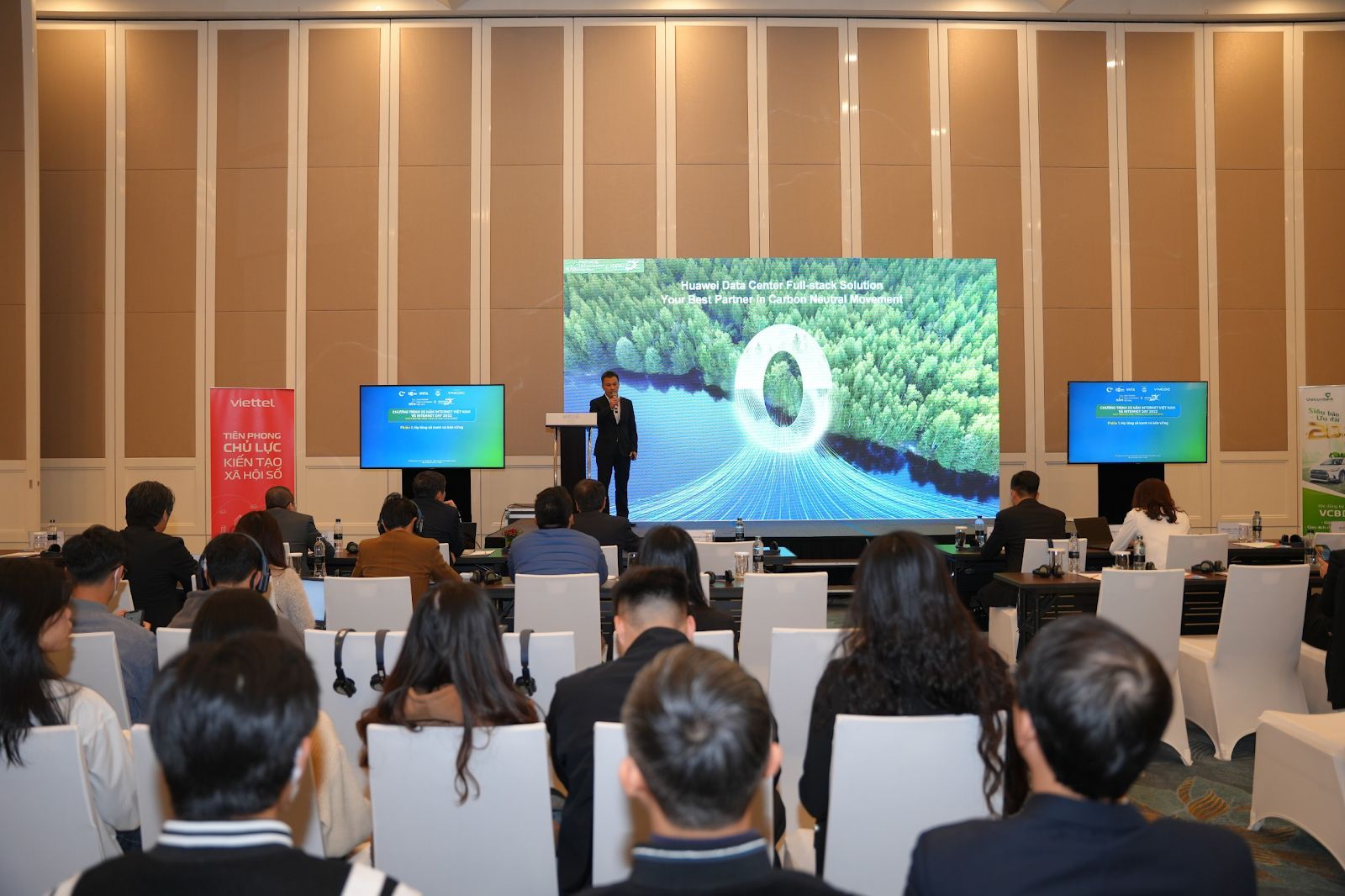 Huawei nhận giải thưởng Top 5 Doanh nghiệp Quốc tế có tầm ảnh hưởng tới sự phát triển Internet Việt Nam Huawei nhận giải thưởng Top 5 Doanh nghiệp Quốc tế có tầm ảnh hưởng tới sự phát triển Internet Việt Nam