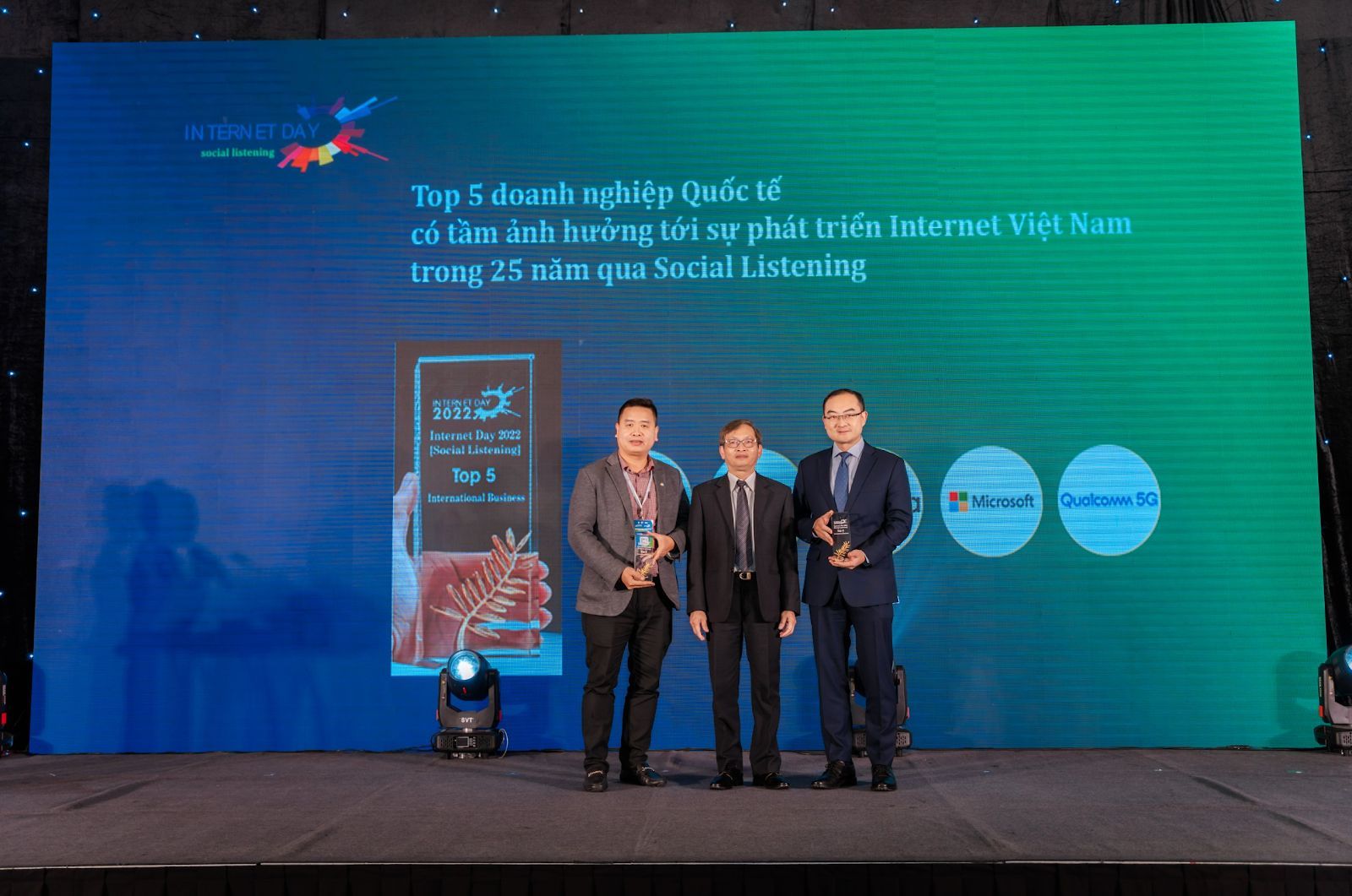 Huawei nhận giải thưởng Top 5 Doanh nghiệp Quốc tế có tầm ảnh hưởng tới sự phát triển Internet Việt Nam Huawei nhận giải thưởng Top 5 Doanh nghiệp Quốc tế có tầm ảnh hưởng tới sự phát triển Internet Việt Nam
