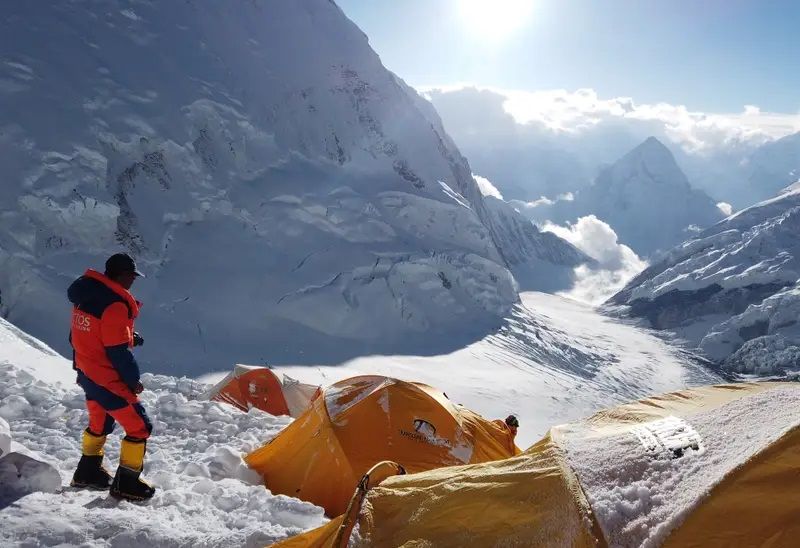 Xác người rải rác trên đỉnh Everest Xác người rải rác trên đỉnh Everest. Mang họ xuống thật khó khăn và tốn kém!