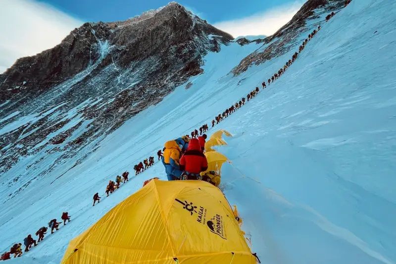 Xác người rải rác trên đỉnh Everest Xác người rải rác trên đỉnh Everest. Mang họ xuống thật khó khăn và tốn kém!