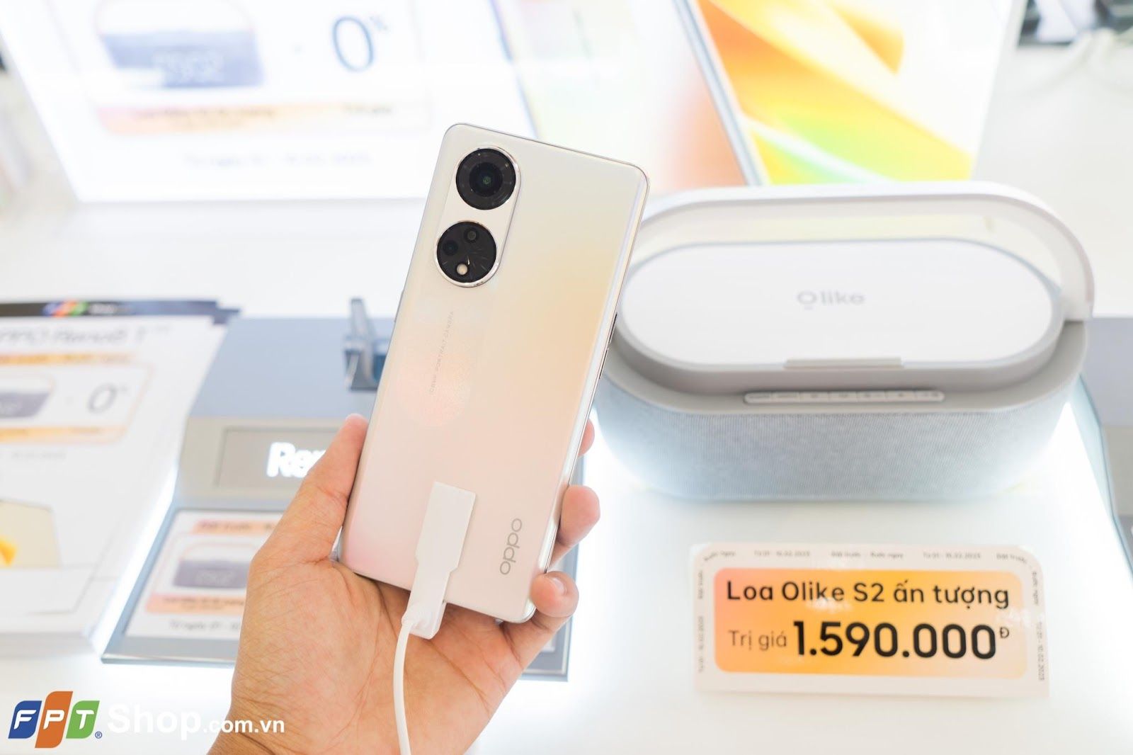 FPT Shop tặng bộ quà trị giá đến 1,59 triệu cho khách đặt trước OPPO Reno8 T 5G