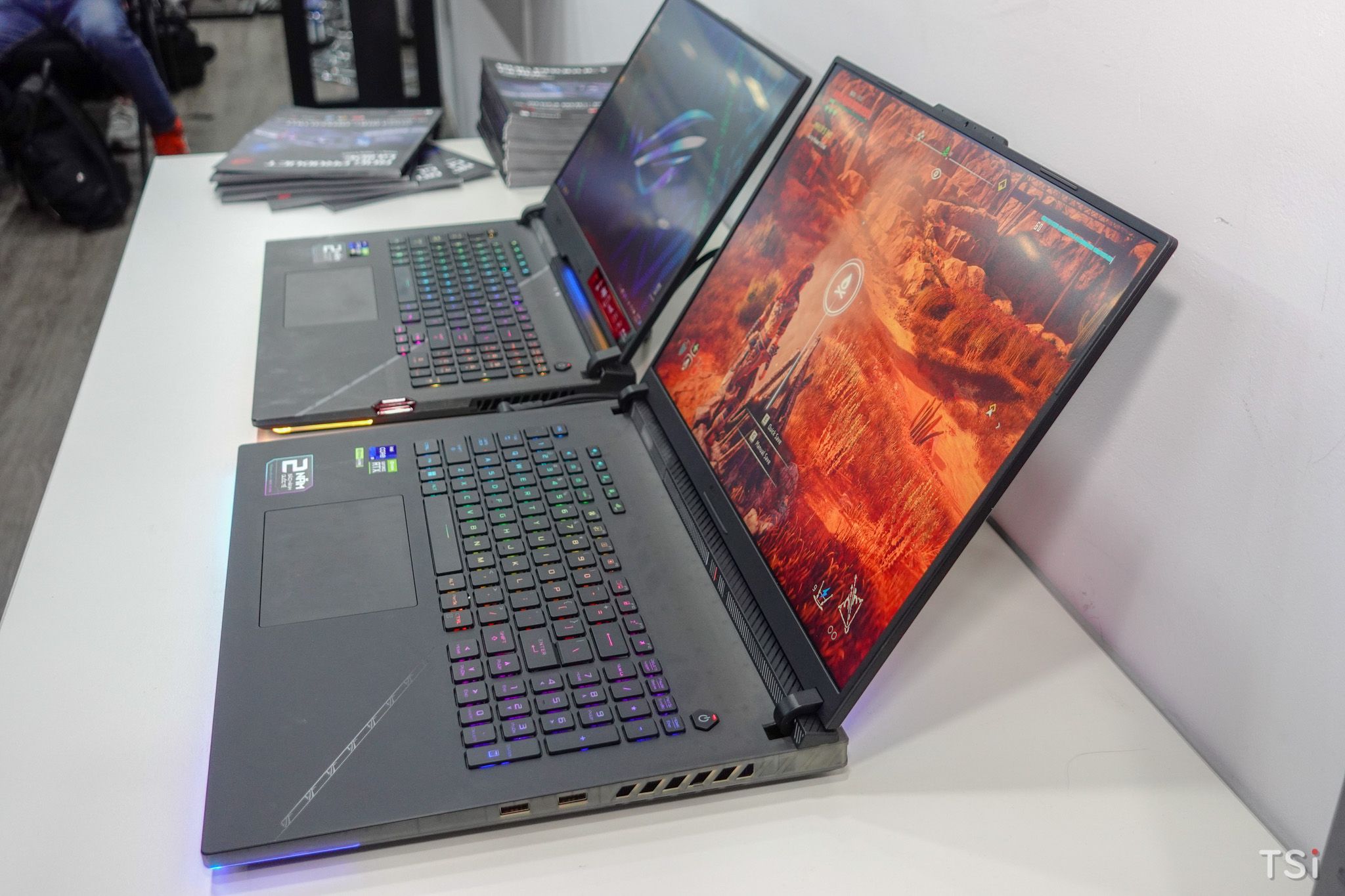 ASUS lên kệ ROG Strix SCAR 18, giá 95 và 125 triệu đồng ASUS lên kệ ROG Strix SCAR 18, giá 95 và 125 triệu đồng