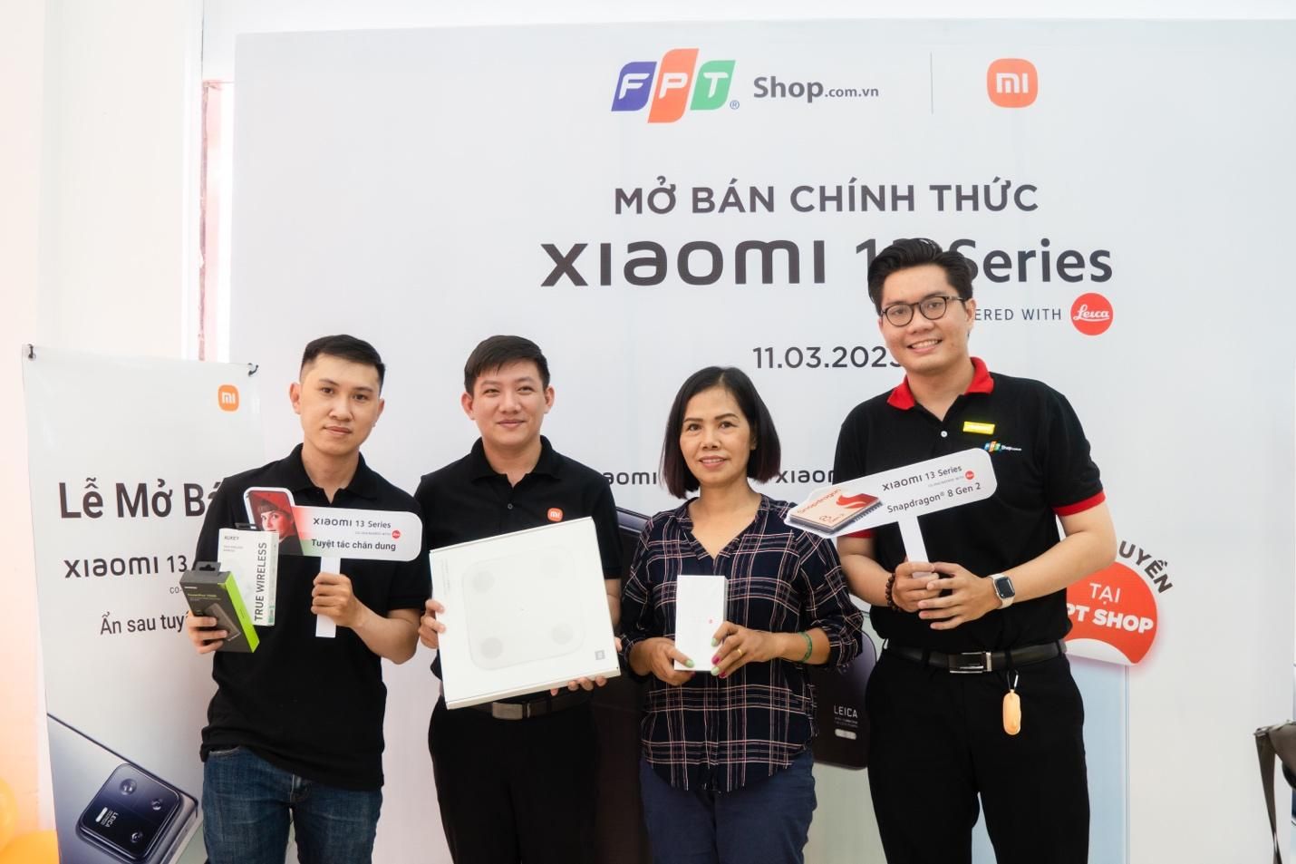 FPT Shop tổ chức buổi trả máy cho những khách hàng đặt cọc sớm siêu phẩm Xiaomi 13 Series