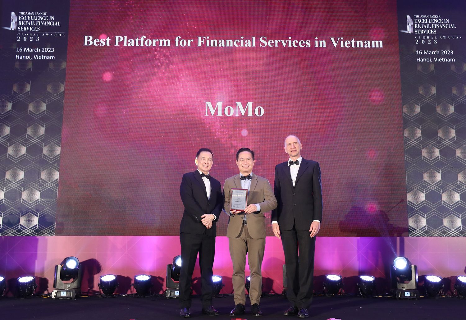 MoMo nằm trong Top 10 Nền tảng Dịch vụ Tài chính Toàn cầu 2023 và là Nền tảng Dịch vụ Tài chính tốt nhất Việt Nam 2022 MoMo nằm trong Top 10 Nền tảng Dịch vụ Tài chính Toàn cầu 2023 và là Nền tảng Dịch vụ Tài chính tốt nhất Việt Nam 2022