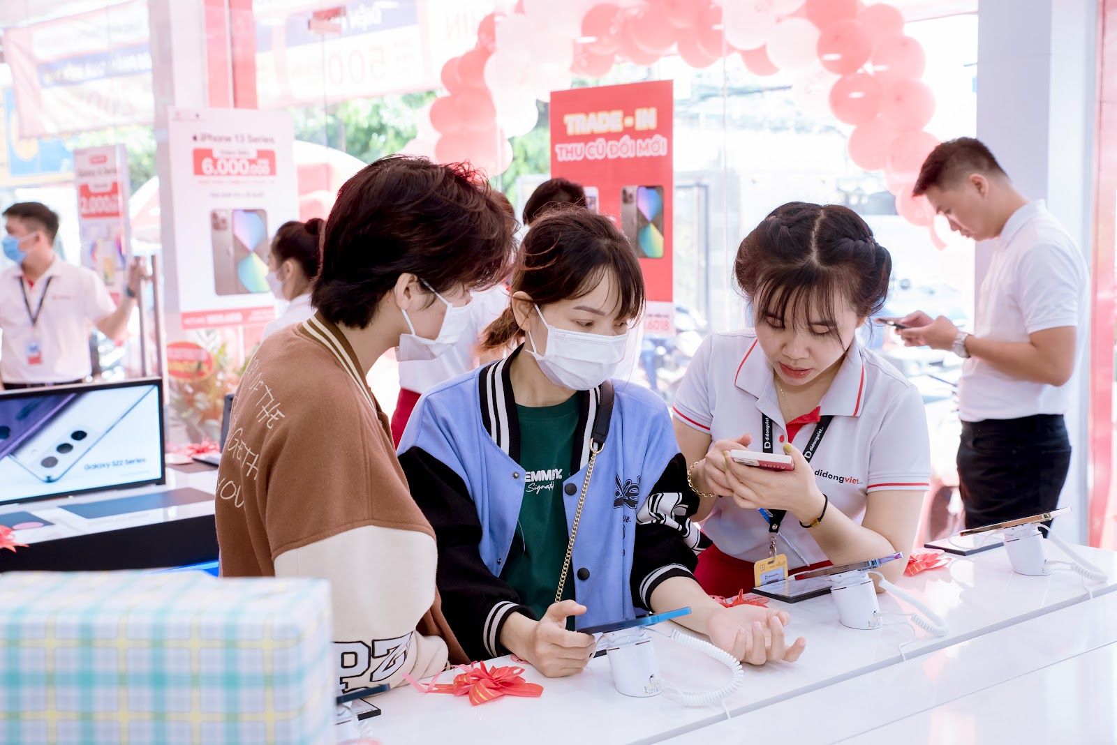 Loạt sản phẩm Apple giảm không thấy đáy tại Việt Nam, giảm đến 10 triệu đồng Loạt sản phẩm Apple giảm không thấy đáy tại Việt Nam, giảm đến 10 triệu đồng