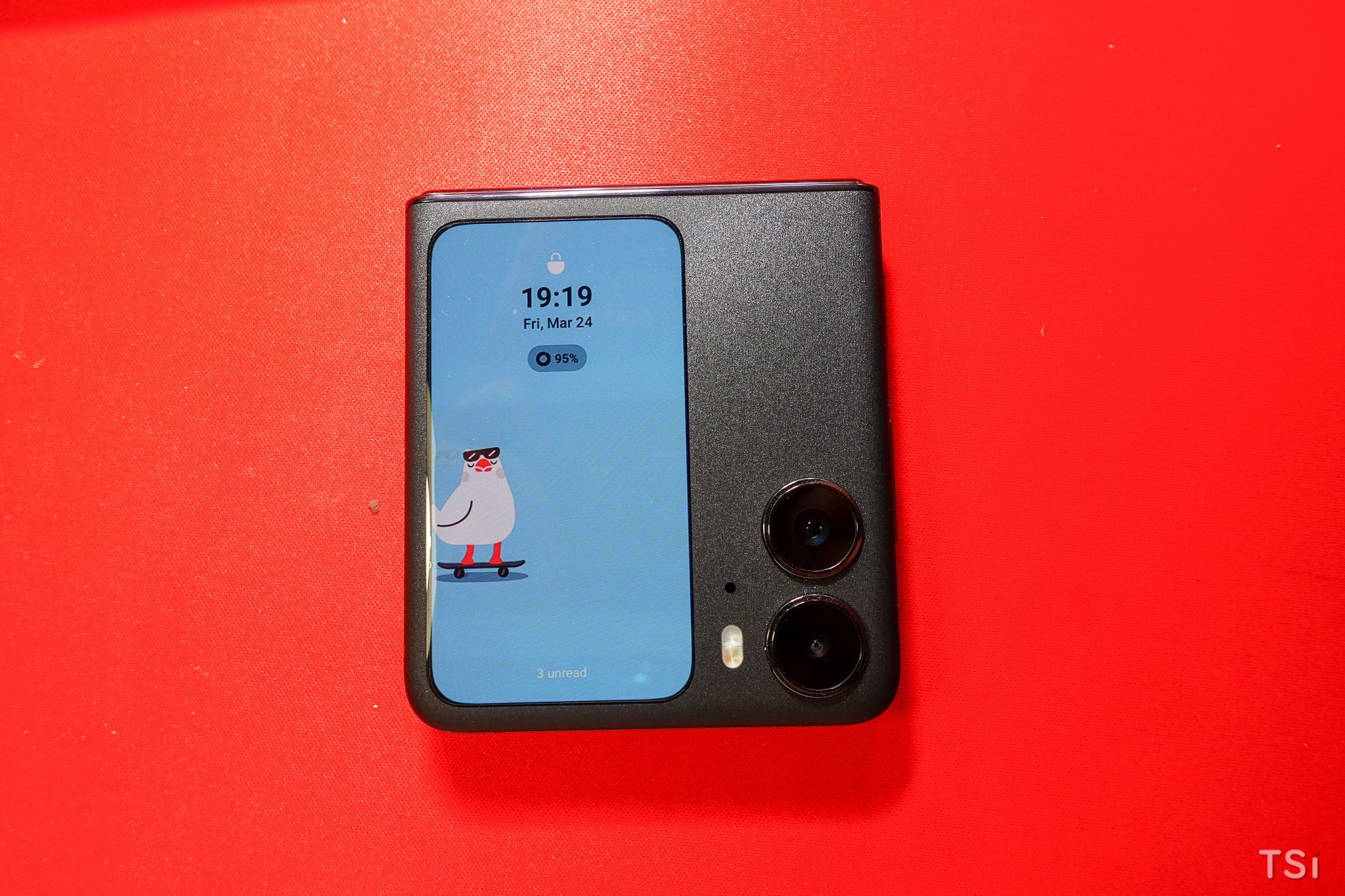 Mở hộp OPPO Find N2 Flip: smartphone nắp gập khiến chị em phát sốt
