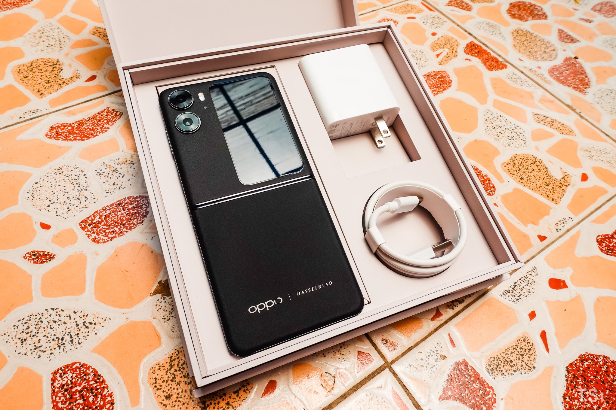Mở hộp OPPO Find N2 Flip: smartphone nắp gập khiến chị em phát sốt